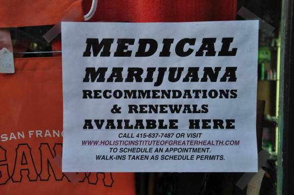 Marijuana, só com prescrição médica! (na Haight St., em San Francisco, na Califórnia, nos Estados Unidos)